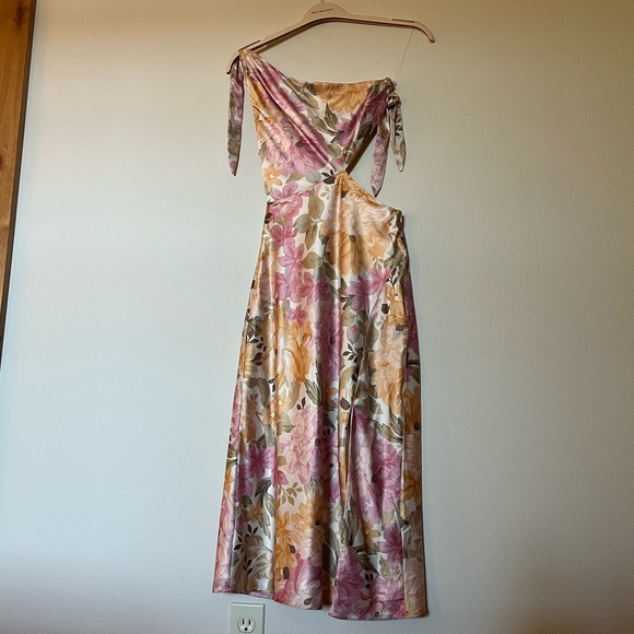 NWT| SHOWPO GLAUCUS MIDI DRESS IN ELEGANT ROSE
Size: 8 (S) - Picture 6 of 6